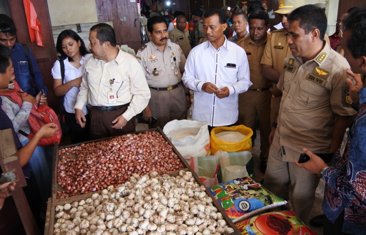 Sidak Ke Sejumlah Tempat Sekda Pastikan Stok Bapok Aman 